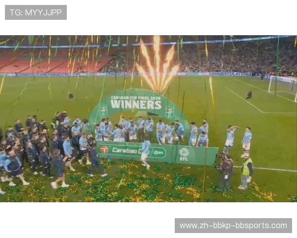 联赛杯曼城首球引爆替补席助教激动翻越广告牌空降场内